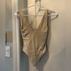 Babaton V-Neck Bodysuit Cream/Beige Size XXS
